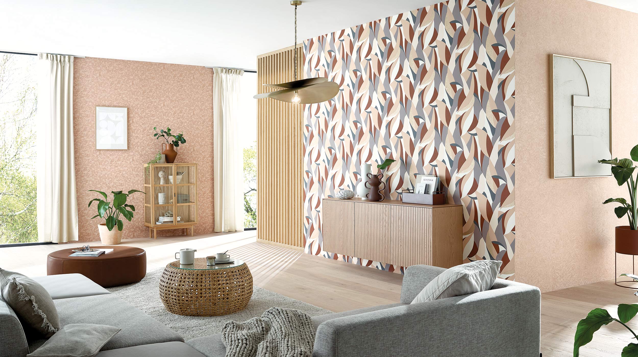 Modernes Wohnzimmer, Grafische Tapete in Beige und Grau Tönen 