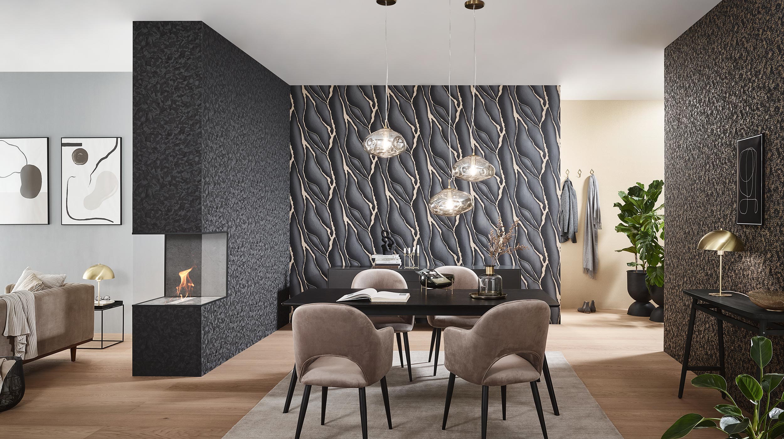 Modernes Esszimmer, Grafische Tapete in Schwarz und Gold Tönen 