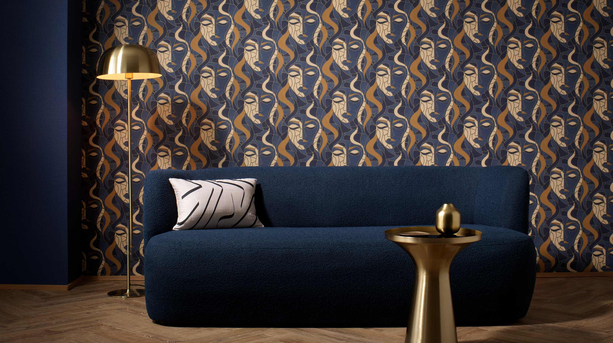 Grafische Tapete mit Gesicht in Farbe Gold und Dunkelblau, Blaues Sofa 