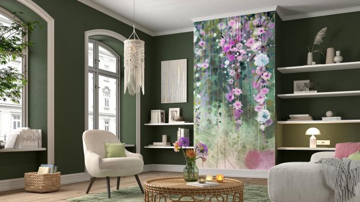 Wohnzimmer in cremefarben und dunkelgrün und einer Wand mit dem Motiv bunter hängender Blumenranken