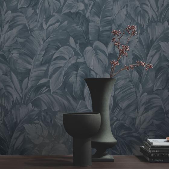 Play of Light - Deliciosa Tapete mit Blättermotiv und Beistelltisch