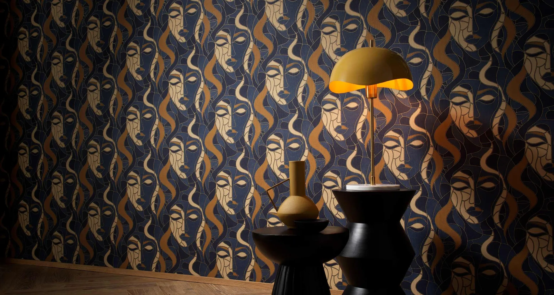 Design MORETTA Grafische Tapete mit Gesicht in Farbe Gold und Dunkelblau