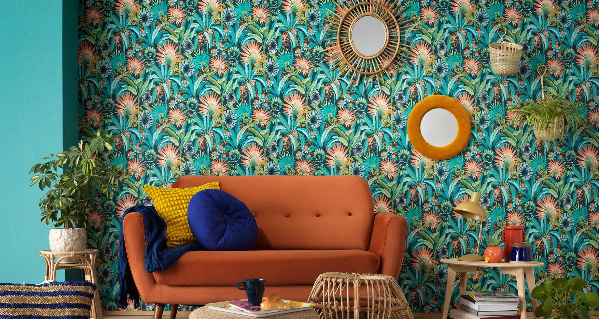 Design FLOWER POWER Florale Blumentapete in Tropischen Farben, Orangene Couch