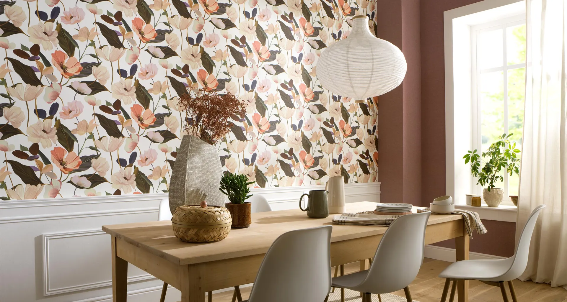 Secret Garden Esszimmer mit Vliestapet Secret Garden mit großen Blumen in Beige und Rosa