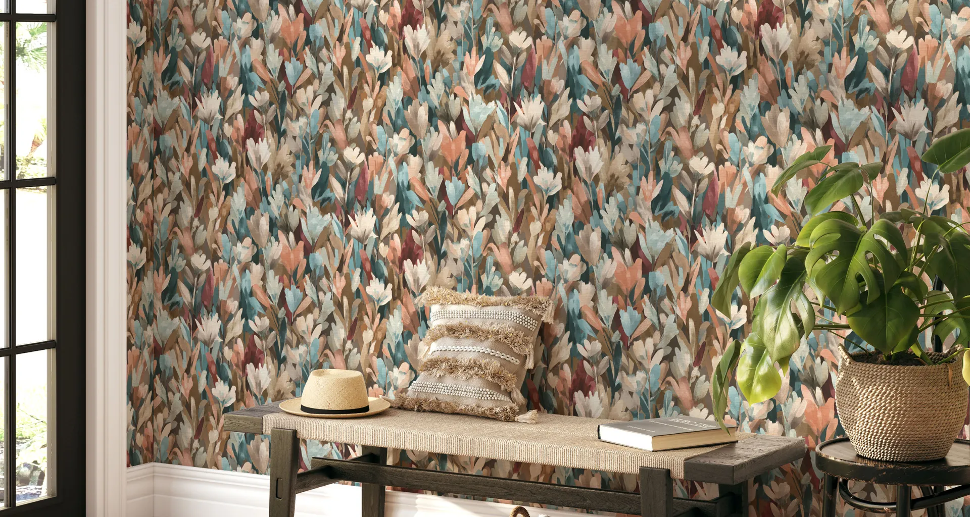 Pure Harmony Wohnbereich mit floraler Tapete mit sanften braun Tönen und blau-roten Akzenten kombiniert mit einer dunklen Holzbank und einer schönen Zimmerpflanze.