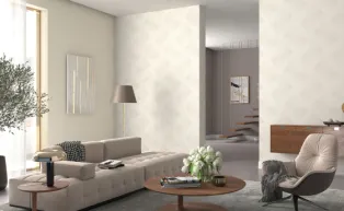 Modernes helles Wohnzimmer mit geometrischer Vliestapete in Creme und Metallic Effekt 