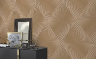 Geometrische Tapete in Gold mit Metallic Effekt- Schwarzes Sideboard 