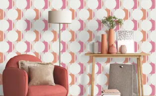 modernes Wohnzimmer mit Retro-Tapete in orange-rosa