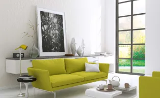 Modernes Wohnzimmer in weiß mit grünem Sofa