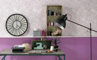 Arbeitszimmer mit Tapete in Pink und Schmetterlingmotiv