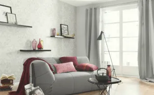 Junges Wohnzimmer mit hell grauer Tapete mit modernem Ornament, helles Sofa