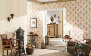 Wohnzimmer im Country Style in Rot-Creme mit rustikalen Möbeln und Blumentapete